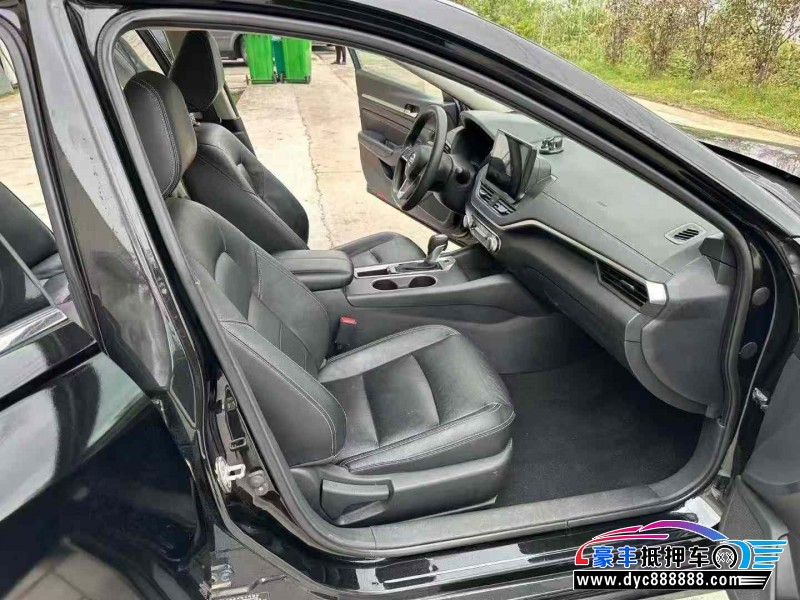 22年日产天籁轿车抵押车出售