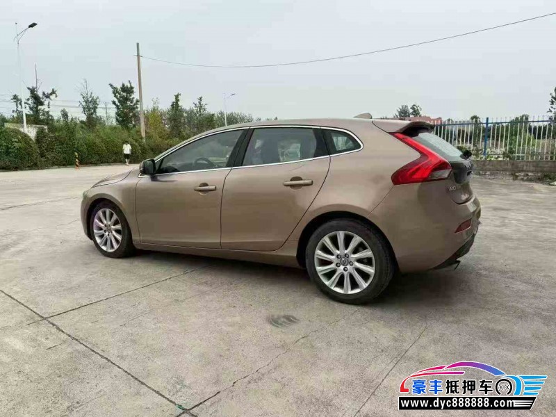15年沃尔沃V40轿车抵押车出售