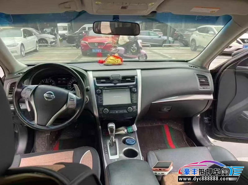 13年日产天籁轿车抵押车出售