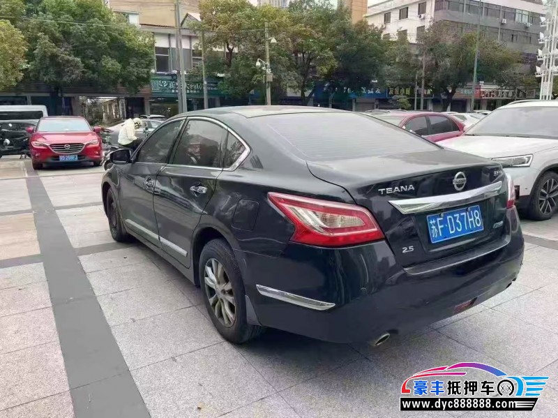 13年日产天籁轿车抵押车出售