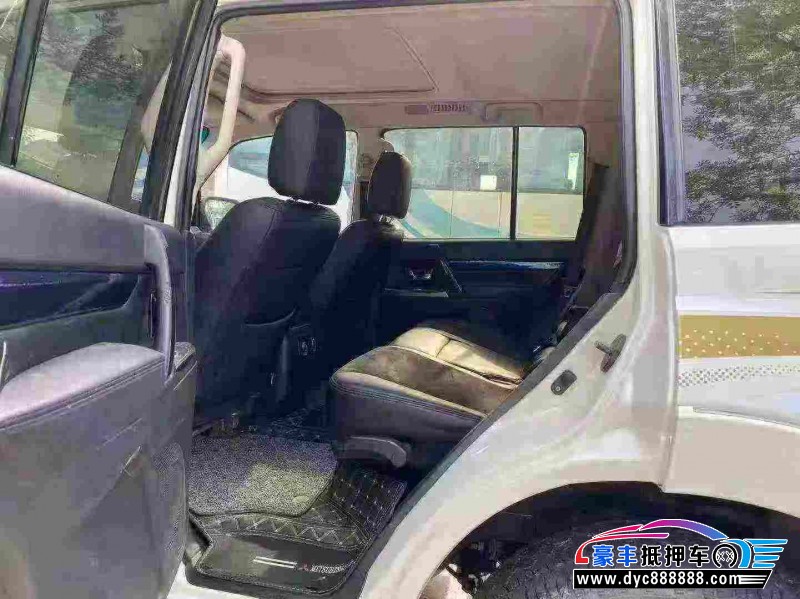 19年三菱帕杰罗轿车抵押车出售