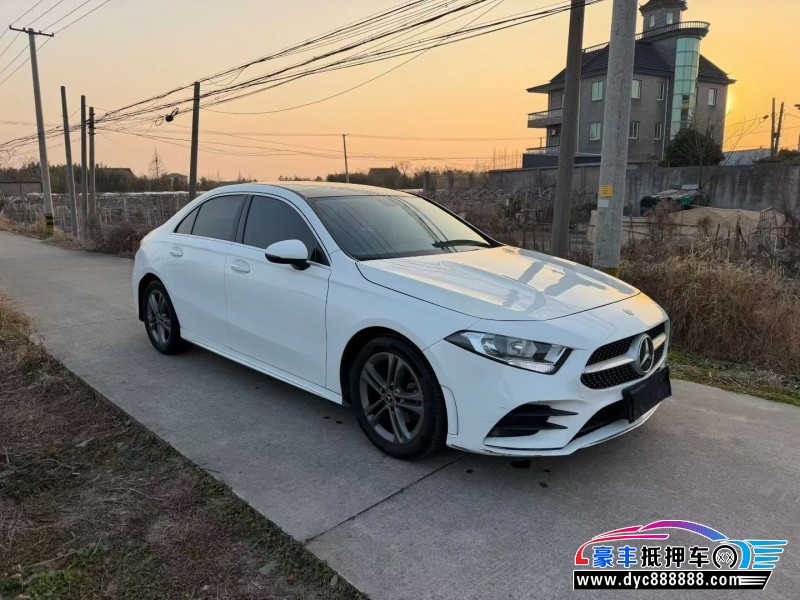 22年奔驰A轿车抵押车出售