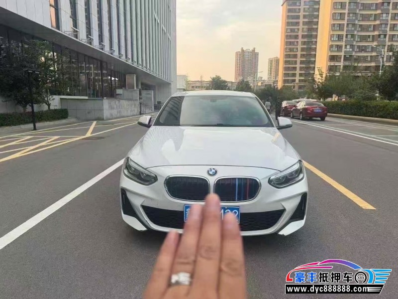抵押车出售19年宝马1系轿车