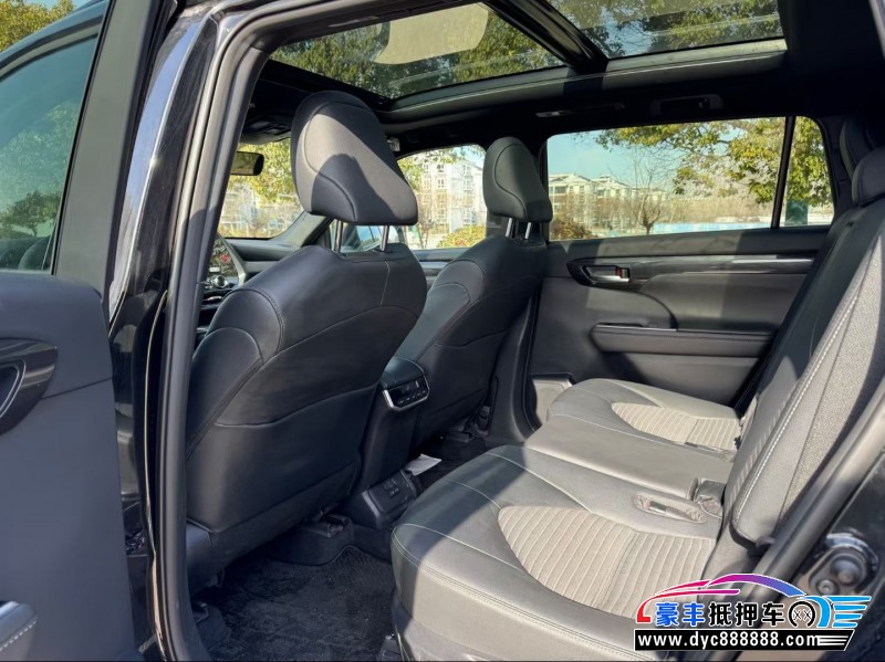 23年丰田皇冠轿车抵押车出售