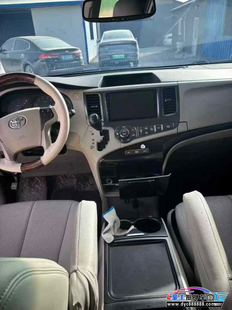 14年丰田塞纳轿车抵押车出售