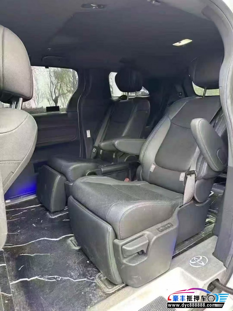 24年丰田塞纳轿车抵押车出售