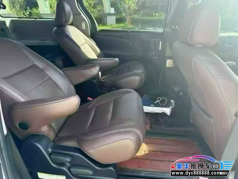 17年丰田塞纳轿车抵押车出售