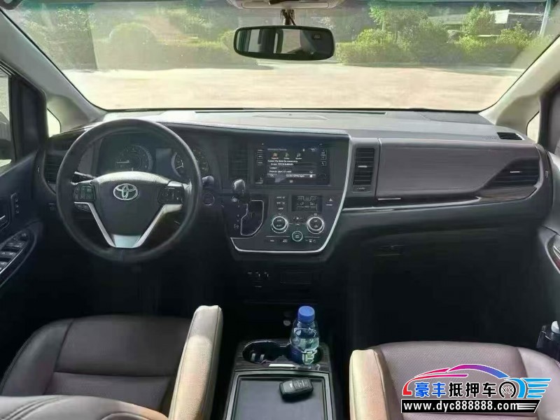 17年丰田塞纳轿车抵押车出售