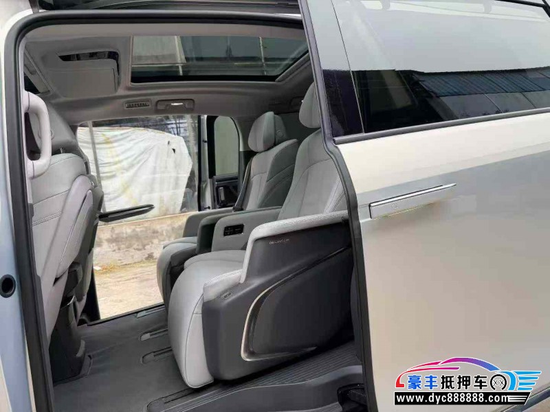 25年别克GL8轿车抵押车出售