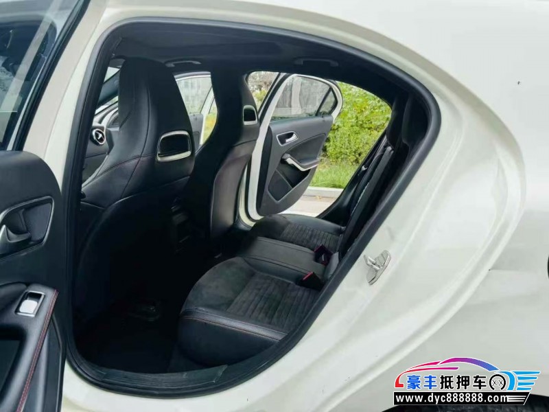 16年奔驰A级轿车抵押车出售