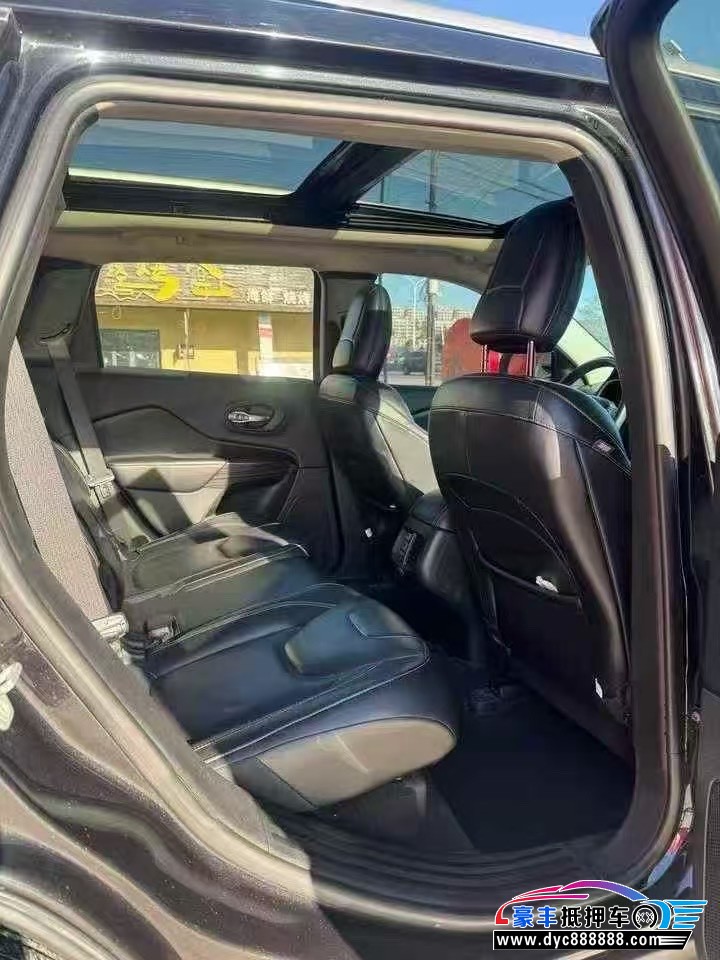 16年Jeep自由光轿车抵押车出售