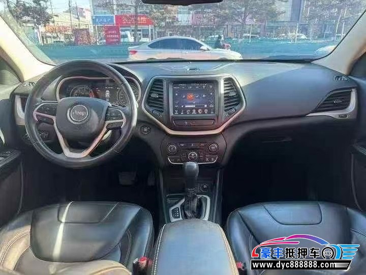 16年Jeep自由光轿车抵押车出售