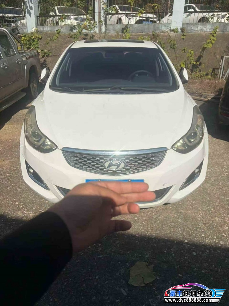 抵押车出售17年现代朗动轿车