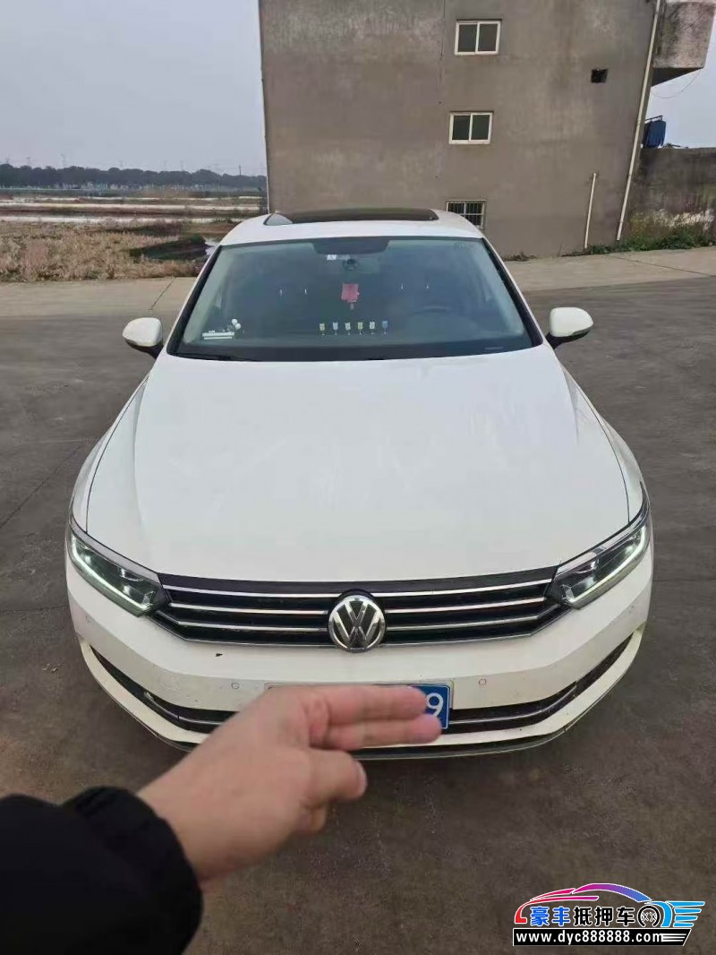 抵押车出售17年大众迈腾轿车