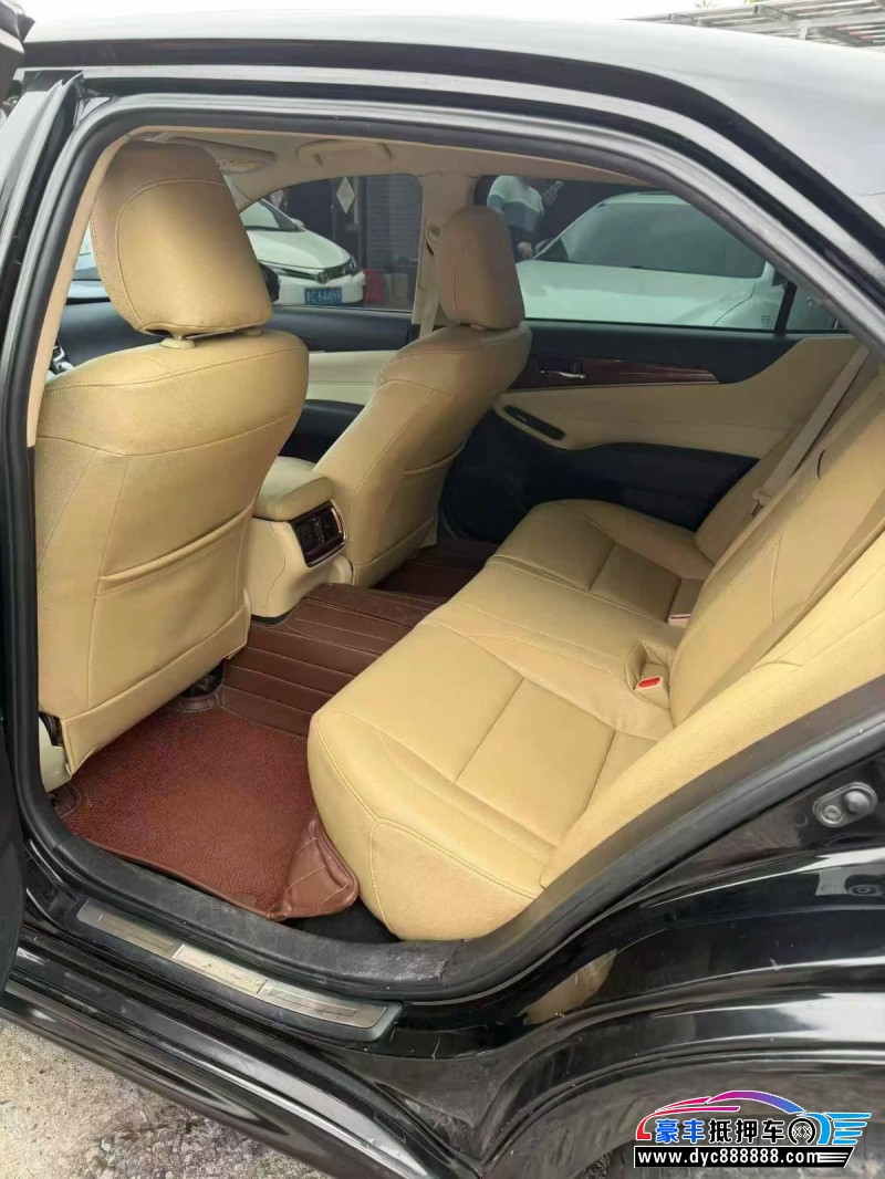 18年丰田皇冠轿车抵押车出售