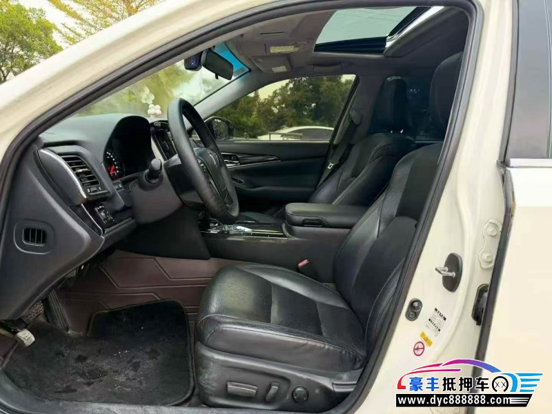 16年丰田皇冠轿车抵押车出售