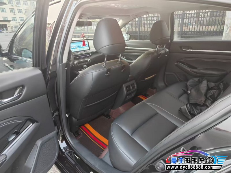 25年日产天籁轿车抵押车出售