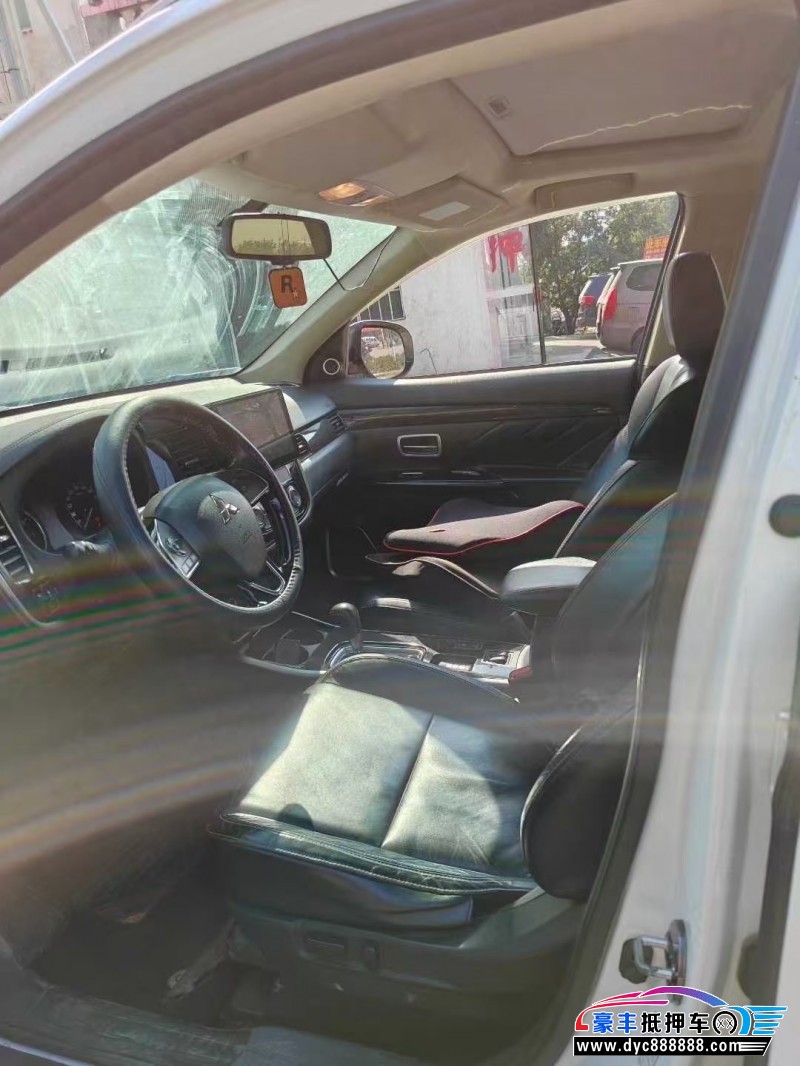 19年三菱欧蓝德轿车抵押车出售