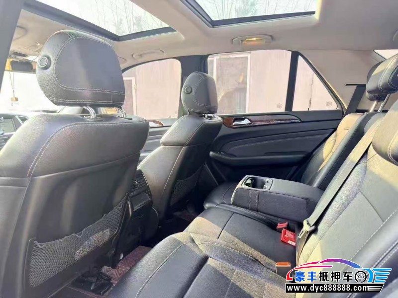 14年奔驰M级轿车抵押车出售