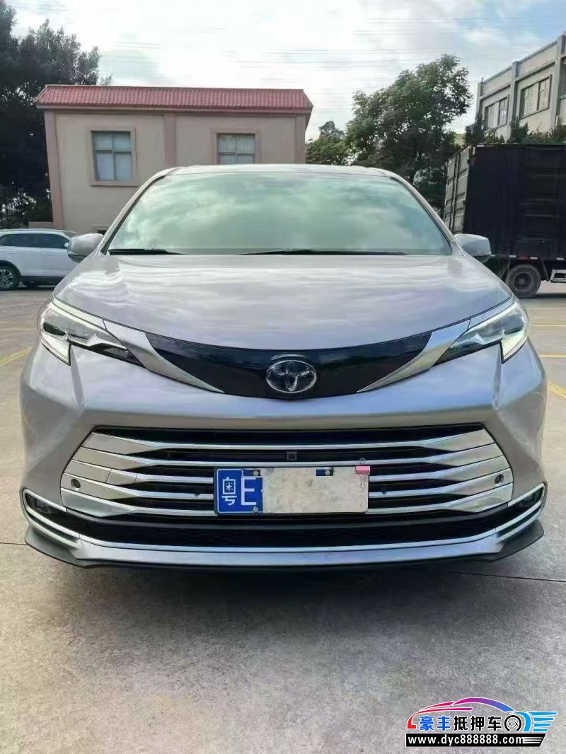 抵押车出售22年丰田塞纳轿车