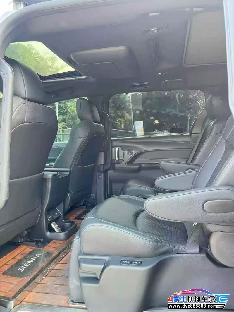 22年丰田塞纳轿车抵押车出售