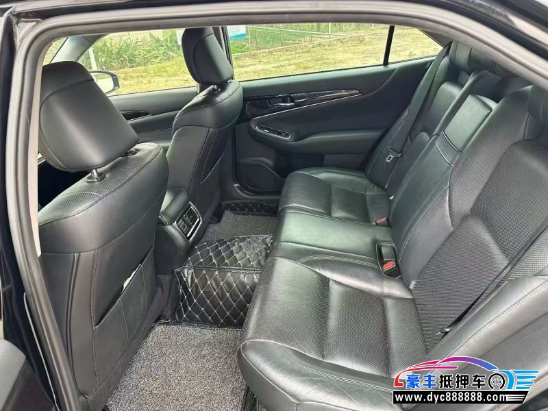 16年丰田皇冠轿车抵押车出售