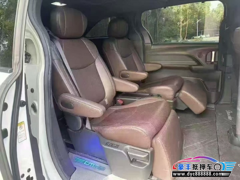 23年丰田塞纳轿车抵押车出售