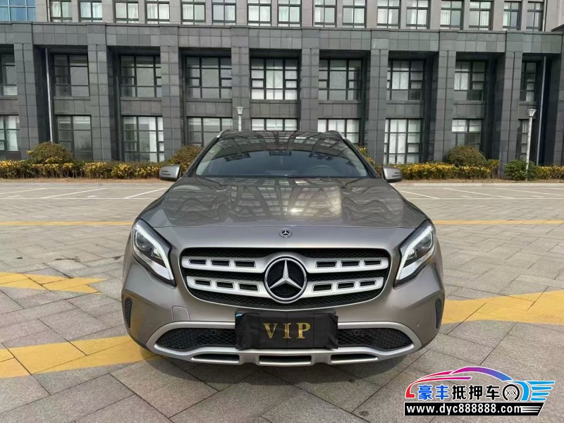抵押车出售19年奔驰GLA轿车