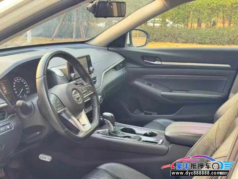 19年日产天籁轿车抵押车出售