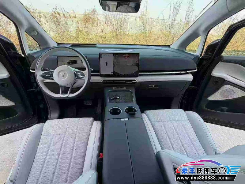 25年岚图梦想家轿车抵押车出售