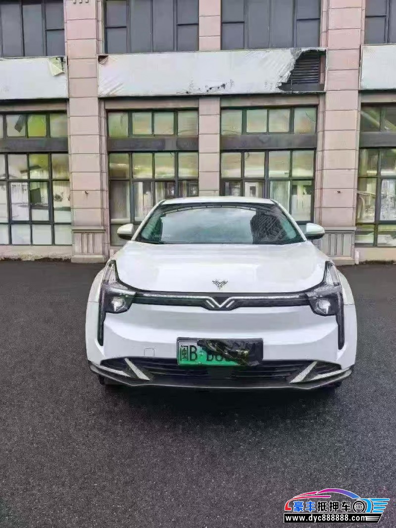 抵押车出售23年哪吒U轿车