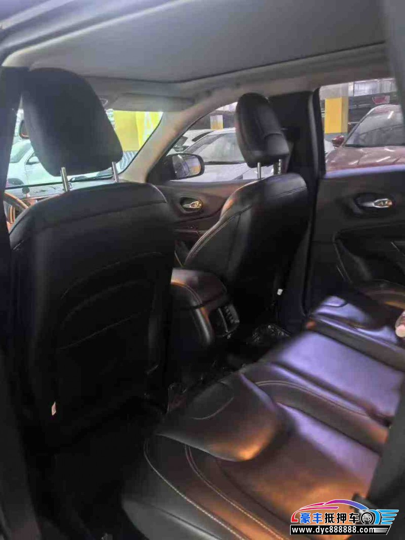 18年Jeep自由光轿车抵押车出售