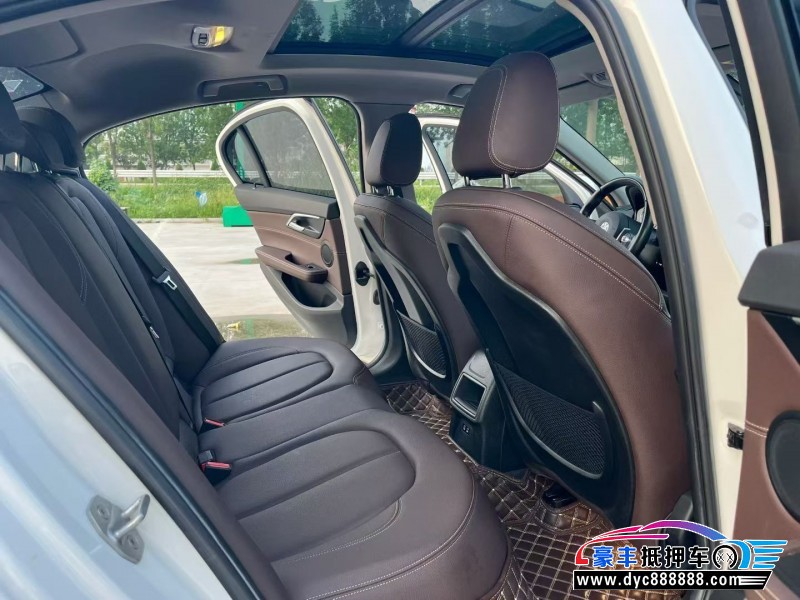 20年宝马1系轿车抵押车出售