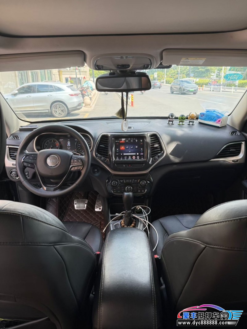 17年Jeep自由光轿车抵押车出售