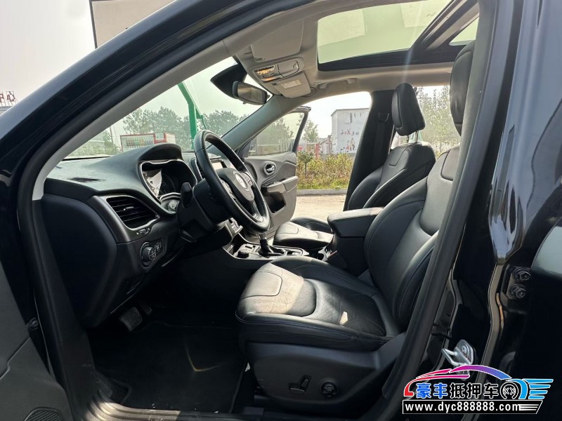 21年Jeep自由光轿车抵押车出售