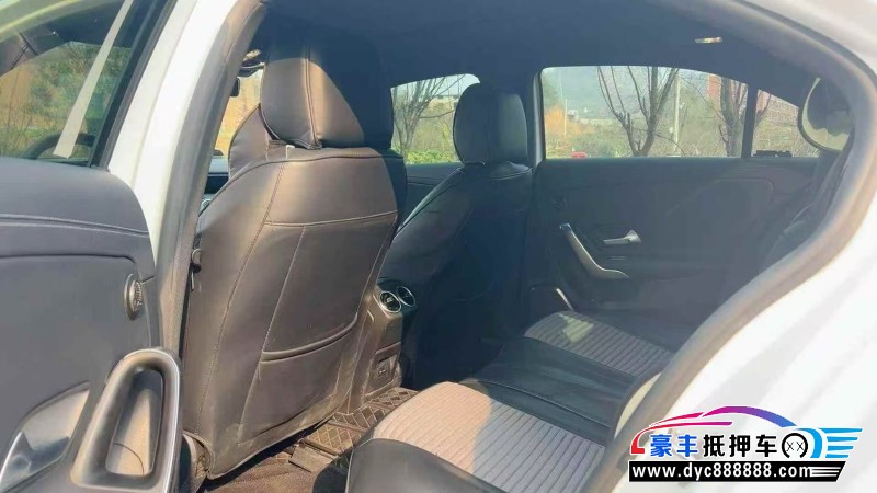 21年奔驰A轿车抵押车出售