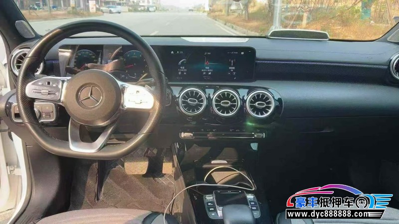 21年奔驰A轿车抵押车出售