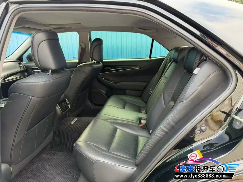 18年丰田皇冠轿车抵押车出售