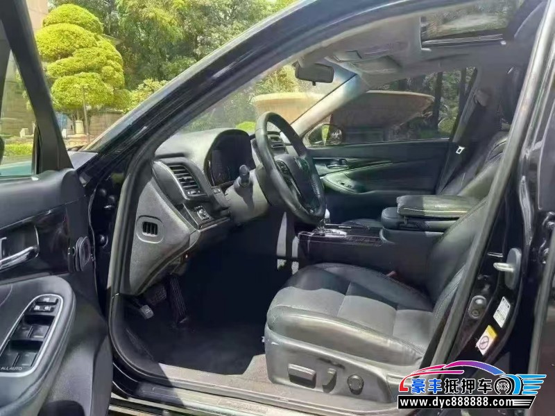 18年丰田皇冠轿车抵押车出售