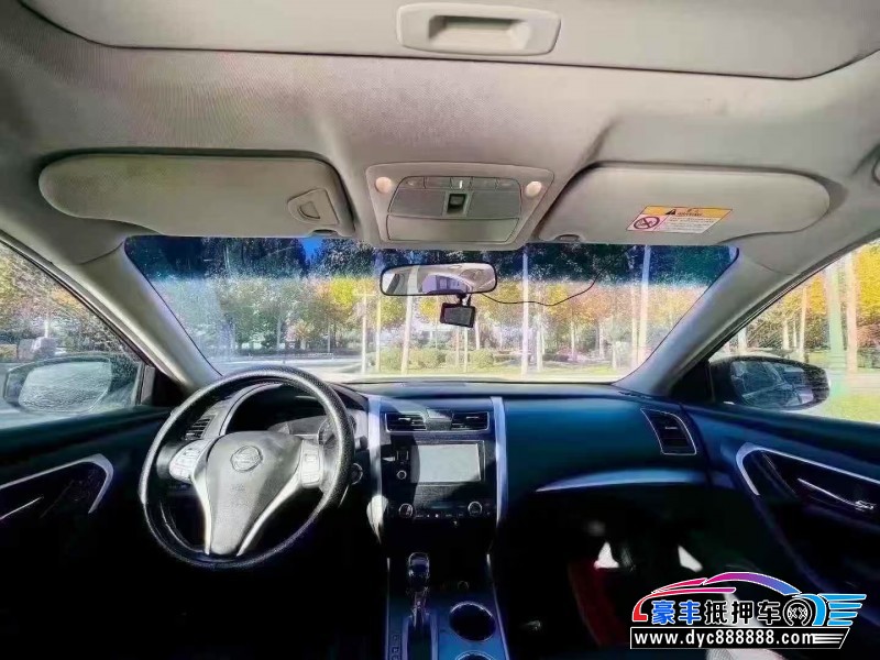 17年日产天籁轿车抵押车出售