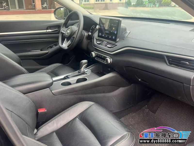 22年日产天籁轿车抵押车出售