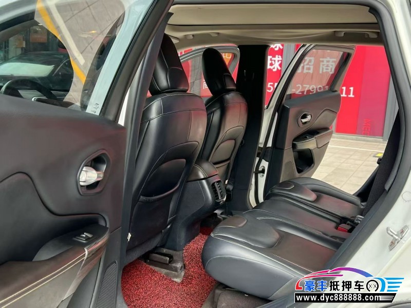 16年Jeep自由光轿车抵押车出售