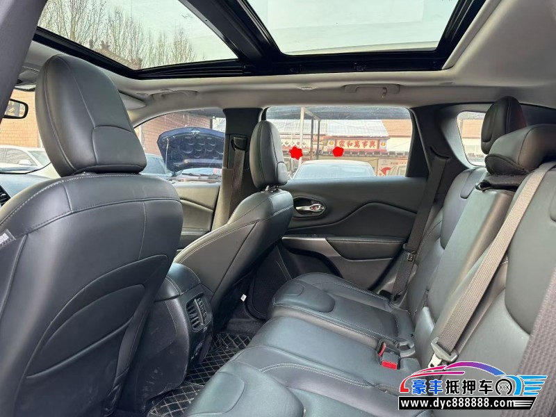 19年Jeep自由光轿车抵押车出售