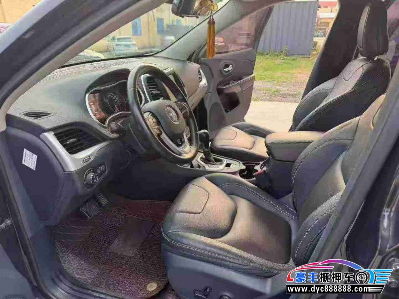 17年Jeep自由光轿车抵押车出售