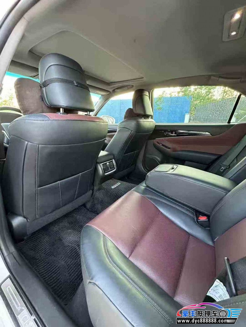 18年丰田皇冠轿车抵押车出售