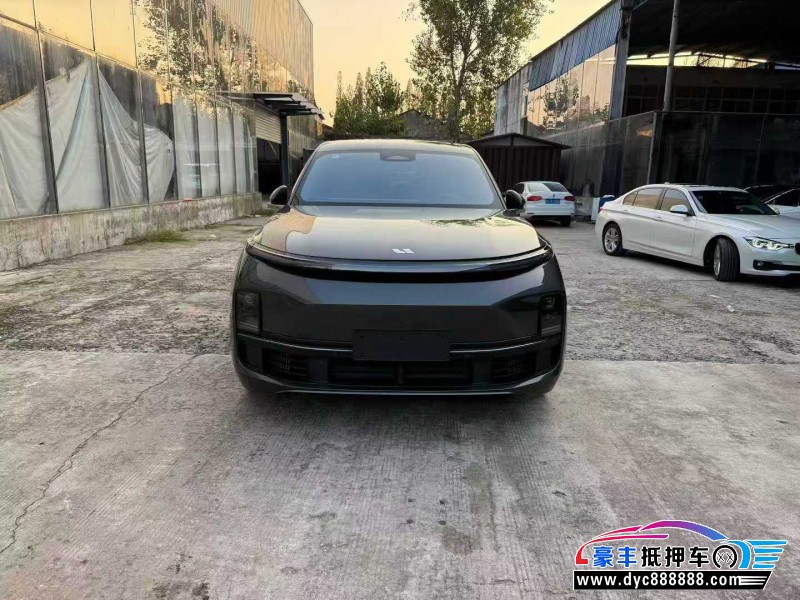 抵押车出售24年理想L8轿车