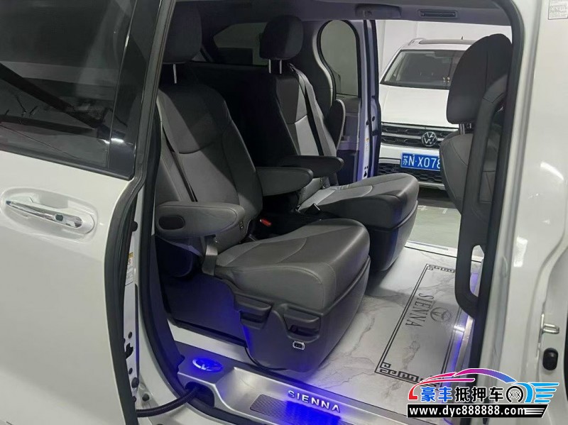 22年丰田塞纳轿车抵押车出售