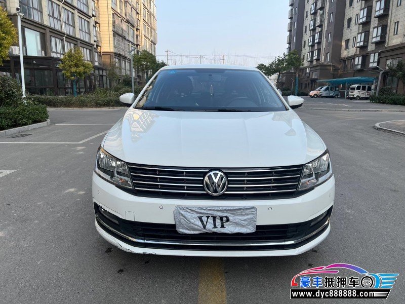 抵押车出售17年大众朗逸轿车