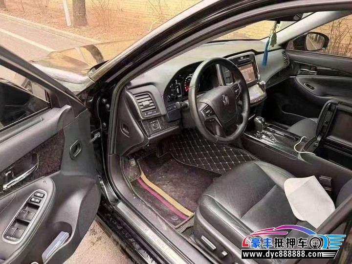 19年丰田皇冠轿车抵押车出售