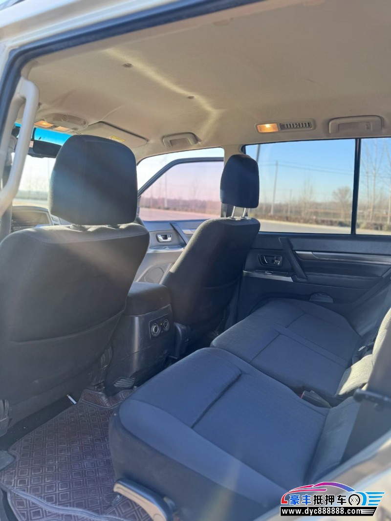 20年三菱帕杰罗轿车抵押车出售